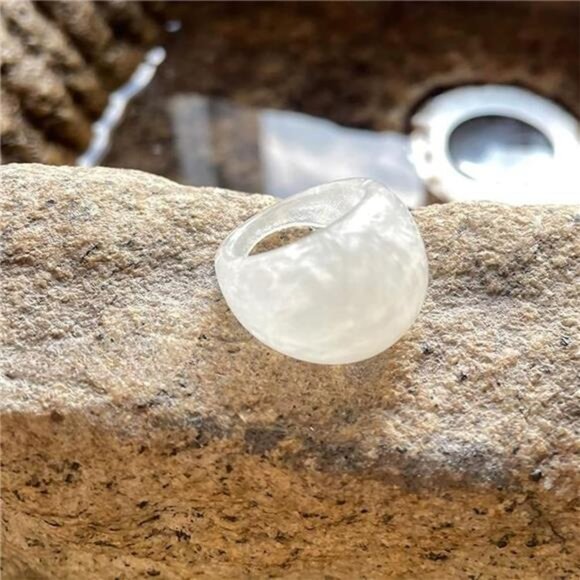 2pc Chunky Acrylic Resin Rings – Vintage Y2K Stackable Brown & White Ring Set - Picture 4 of 5